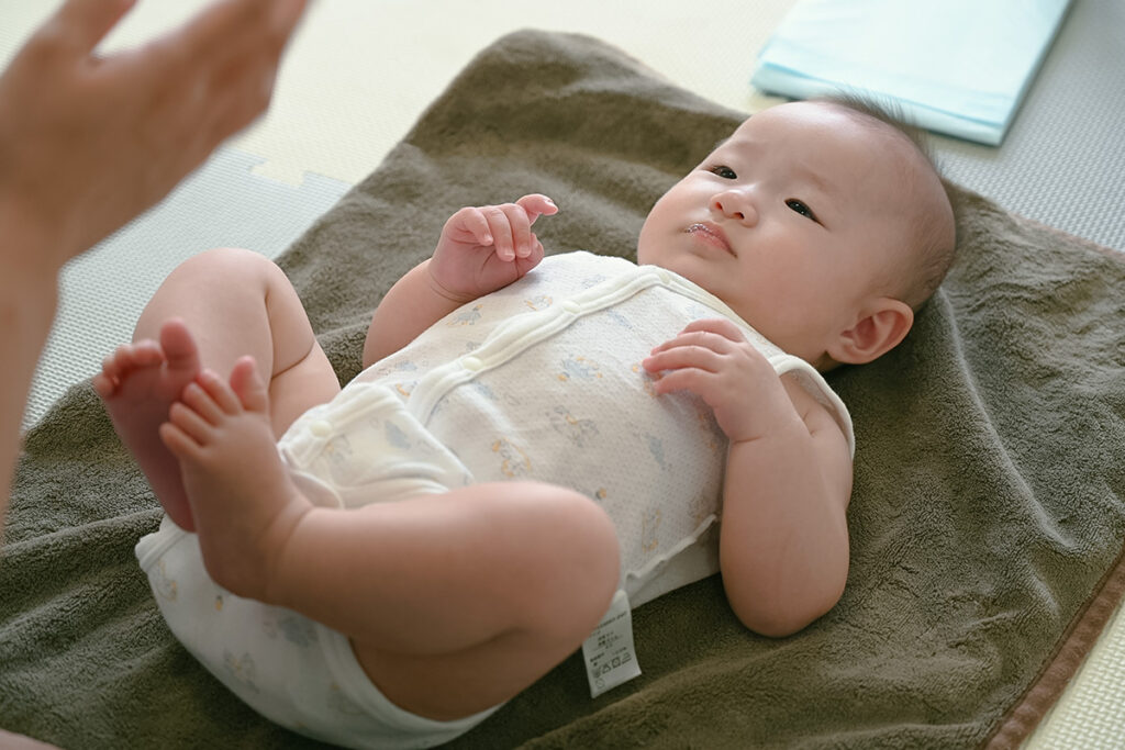 お母さんを見つめる赤ちゃん