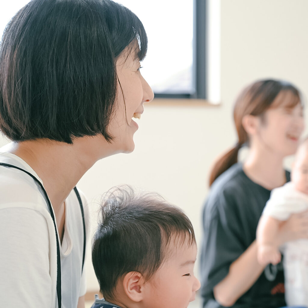 笑顔で談笑するお母さん