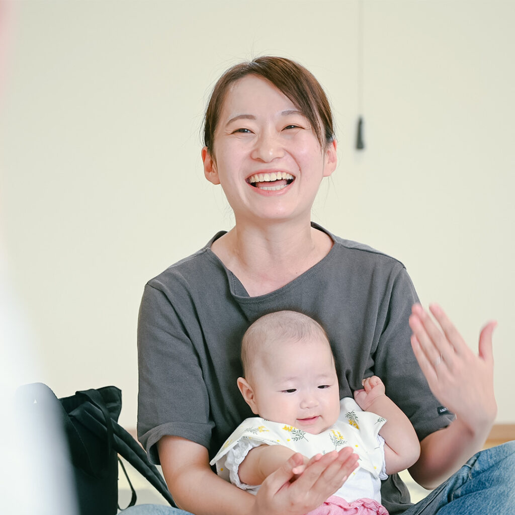 笑顔で教室を受けるお母さん